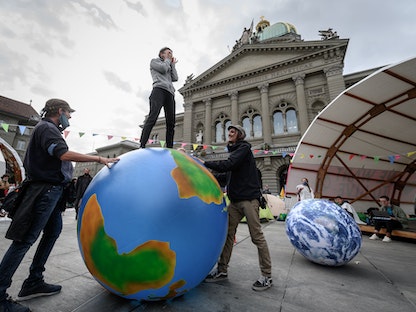 نشطاء قضية المناخ يحتجون أمام مبنى البرلمان السويسري - 21 سبتمبر 2020 - AFP