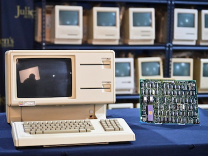 جهاز كمبيوتر أنتجته شركة "أبل" في عام 1983 من المقرر عرضه للبيع بمزاد في لوس أنجلوس. - AFP