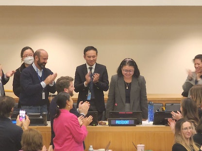 الدبلوماسية السنغافورية رينا لي، رئيسة مؤتمر حماية أعالي البحار في الأمم المتحدة أثناء إعلان الاتفاق. نيويورك. 5 مارس 2023 - Twitter@MFAsg