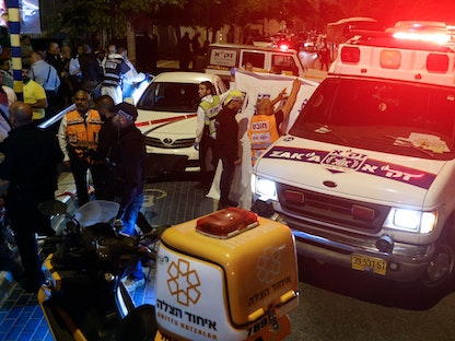 سيارات إسعاف في موقع الهجوم الذي شهدته إلعاد، شرق تل أبيب، بوسط إسرائيل، 5 مايو 2022 - AFP