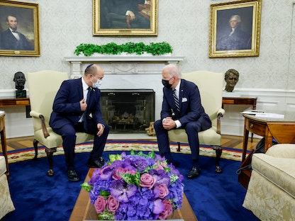 الرئيس الأميركي جو بايدن ورئيس الوزراء الإسرائيلي نفتالي بينيت يتحدثان خلال اجتماع في المكتب البيضاوي بالبيت الأبيض، واشنطن، 27 أغسطس 2021 - REUTERS