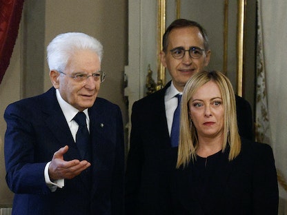 رئيسة الوزراء الإيطالية جورجيا ميلوني (يمين) بجانب الرئيس الإيطالي سيرجيو ماتاريلا خلال مراسم أداء اليمين في قصر كويرينال الرئاسي في روما، 22 أكتوبر2022. - REUTERS