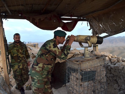 قائد الجيش الوطني الأفغاني دوست نزار أندارابي يراقب عناصر من طالبان في مقاطعة هلمند - 23 مارس 2021 - AFP
