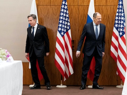 وزير الخارجية الروسي سيرجي لافروف ونظيره الأميركي أنتوني بلينكن خلال اجتماع في مدينة جنيف بسويسرا، 27 يناير 2022 - REUTERS