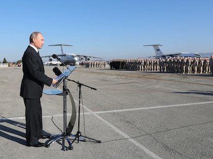 الرئيس الروسي فلاديمير بوتين خلال زيارته قاعدة حميميم العسكرية الروسية في سوريا - 11 ديسمبر 2017 - AFP