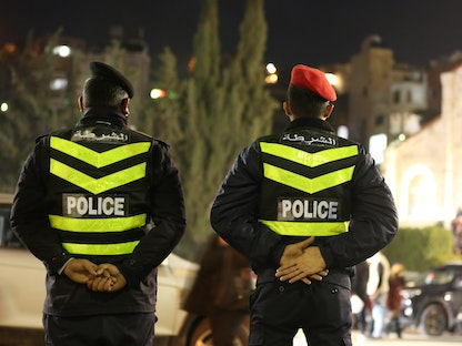 صورة غير مؤرخة لعنصرين من الشرطة الأردنية خلال انتشارهما في إحدى شوارع المملكة. - twitter/@Police_Jo