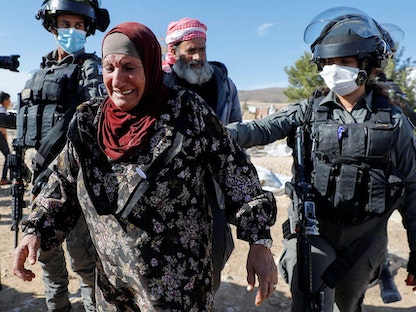 امرأة فلسطينية تبكي بعد قيام قوات إسرائيلية بهدم منزلها في بلدة يطا جنوب الخليل، في الضفة الغربية المحتلة - 12 يناير 2022 - REUTERS