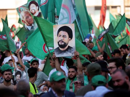 أنصار حركة أمل اللبنانية خلال مسيرة في بيروت لإحياء الذكرى الخامسة والأربعين لاختفاء الإمام موسى الصدر  في ليبيا- 31 أغسطس 2023 - Reuters