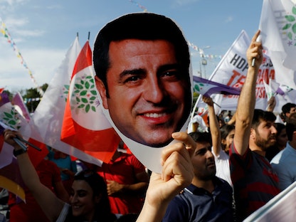 أنصار حزب الشعوب الديمقراطي يرفعون صور زعيمهم السابق المسجون صلاح الدين دميرتاش خلال تجمع حاشد في أنقرة-، 19 يونيو 2018 - REUTERS