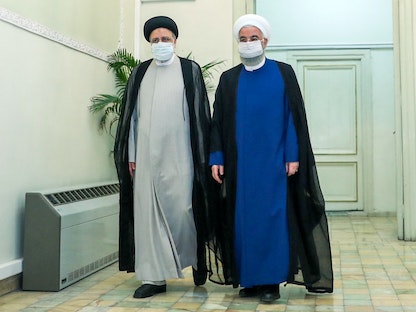 الرئيس الإيراني حسن روحاني يلتقي الفائز بالانتخابات الرئاسية إبراهيم رئيسي في مقر السلطة القضائية - طهران - 19 يونيو 2021 - AFP