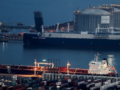 سفينة روسية تحمل غاز طبيعي مسال تصل إلى ميناء برشلونة الإسباني. 4 يوليو 2022 - REUTERS