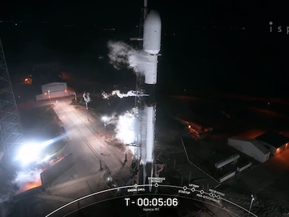 جانب من عملية إطلاق صاروخ "فالكون 9" الذي يحمل "المستكشف راشد" بهدف الهبوط على سطح القمر. 11 ديسمبر 2022 - twitter/MBRSpaceCentre/media