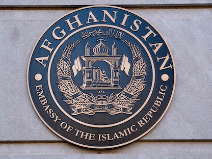 شعار السفارة الأفغانية في واشنطن- 13 مارس 2022 - AFP