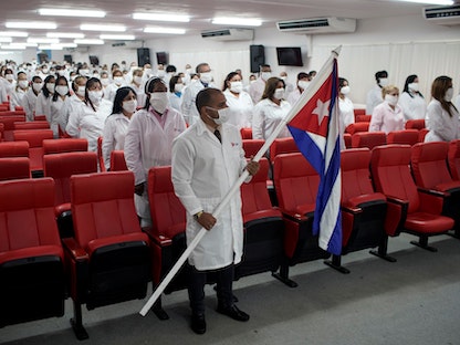 أطباء كوبيون يجتمعون قبل السفر إلى الخارج لمساعدة بعض الدول خلال جائحة كورونا. 4 يونيو 2020 - REUTERS
