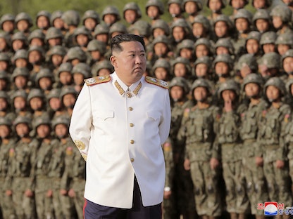الزعيم الكوري الشمالي كيم جونج أون خلال الاحتفال بالذكرى الـ90 لتأسيس جيش بلاده. 29 أبريل  2022 - REUTERS