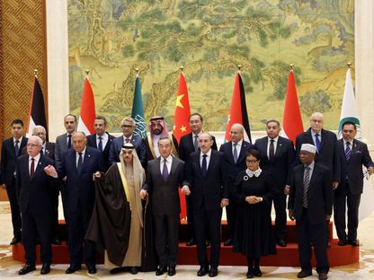 وفد من وزراء خارجية دول عربية وإسلامية خلال اجتماع مع وزير الخارجية الصيني في بكين لبحث جهود وقف حرب إسرائيل على غزة. 20 نوفمبر 2023 - Reuters