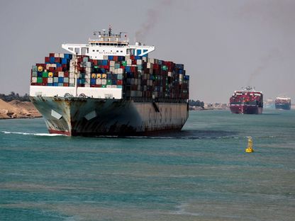 سفن شحن عملاقة تمر عبر قناة السويس في مصر. 15 فبراير 2022 - REUTERS