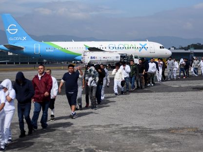 مهاجرون جواتيماليون رحلتهم الولايات المتحدة يصلون إلى قاعدة لا أورورا الجوية بالعاصمة جواتيمالا. 20 يناير 2025 - REUTERS