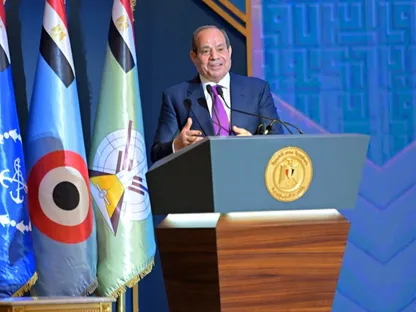 "لا أحد سيمس الدستور".. السيسي يحذر المصريين من حملات التضليل