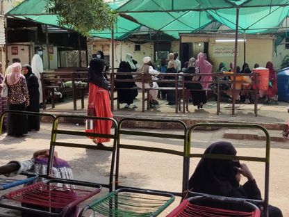 مرضى ينتظرون في مستشفى وسط انتشار حالات الإصابة بالكوليرا وحمى الضنك بمدينة القضارف في السودان. 27 سبتمبر 2023 - AFP