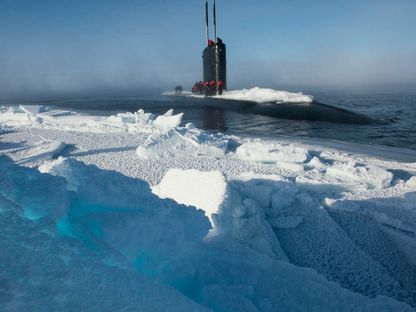 غواصة أميركية خلال تمرين في الدائرة القطبية الشمالية. 19 مارس 2016 - www.defense.gov