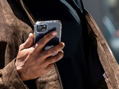 شخص يشتخدم هاتف آيفون خلال فعاليات مؤتمر أبل للمطورين WWDC 2024 السنوي. 11 يونيو 2024 - Bloomberg