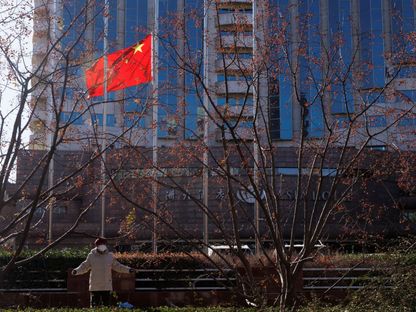علم الصين يرفرف أمام فندق في العاصمة بكين. 1 ديسمبر 2022 - REUTERS