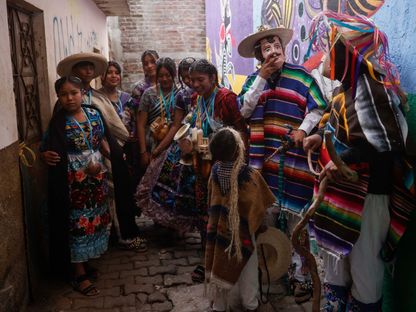 سكان بيوربيتشا الأصليون يحضرون احتفالh بالعام الجديد في ولاية ميتشواكان، المكسيك. 1 فبراير 2024 - AFP