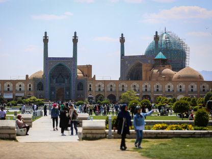إيرانيون يمشون في ساحة قرب مسجد الشاه في مدينة أصفهان وسط البلاد. 19 أبريل 2024. - AFP