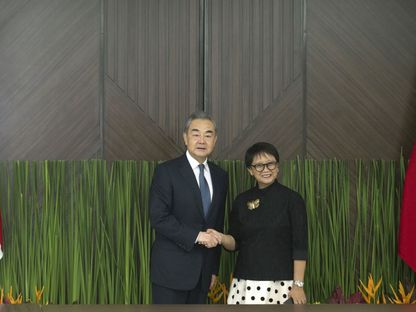 وزير خارجية الصين وانج يي ونظيرته الإندونيسية ريتنو مارسودي خلال اجتماع في جاكرتا. 18 أبريل 2024. - Bloomberg