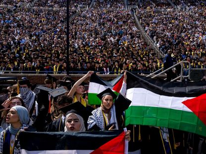 علم فلسطين خلال احتجاج مؤيد للفلسطينيين خلال حفل التخرج بجامعة ميشيجان في استاد ميشيجان في آن أربور.  4 مايو 2024 - Getty Images via AFP