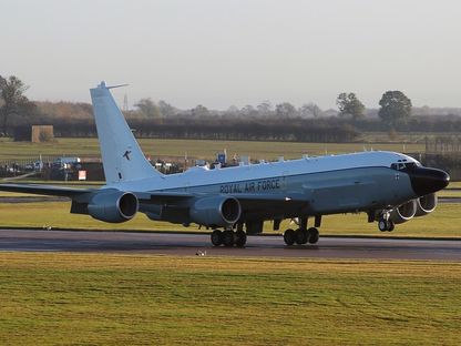 طائرة من طراز "RC-135 Rivet Joint" تهبط في مطار سلاح الجو الملكي البريطاني في وادينجتون. 12 نوفمبر 2013 - acc.af.mil