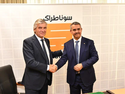 المدير التنفيذي لسونطراك توفيق حكار (يمين) يصافح المدير التنفيذي لشركة ناتورجي الإسبانية فرانسيسكو ماسانا خلال توقيع اتفاق لمراجعة أسعار بيع الغاز - الجزائر - 6 أكتوبر 2022