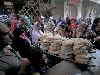 مصريون يقومون بشراء الخبز المدعم في القاهرة، 2 أكتوبر 2017 - REUTERS