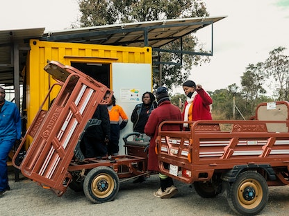 فنيون من Mobility Africa يستبدلون بطاريات دراجة بثلاث عجلات تعمل بالطاقة المتجددة مصممة لبيئة الطرق الوعرة الريفية في زيمبابوي- 20 يوليو 2022 - AFP