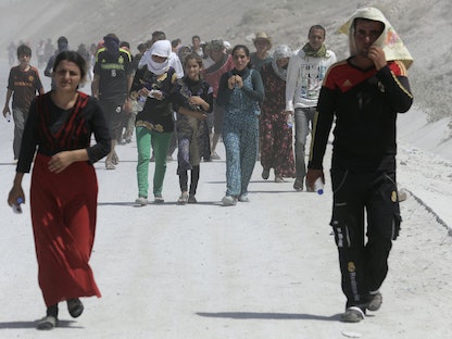 نازحون من سنجار بعد مهاجمتها من تنظيم داعش - 17 أغسطس 2014. - REUTERS