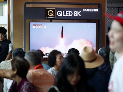 قناة كورية جنوبية تبث تقريراً يعرض صوراً لصاروخ باليستي قصير المدى، تم إطلاقه في كوريا الشمالية خلال تجارب - سيول - 2 أغسطس 2019 - REUTERS
