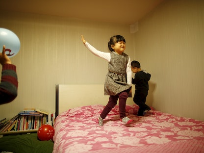 طفلان يلعبان في غرفة نومهما في العاصمة الكورية الجنوبية سول. 16 ديسمبر 2015 - REUTERS