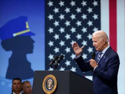 الرئيس الأميركي جو بايدن يلقي خطاباً في مدينة ويلكس بار بولاية بنسلفانيا- 30 أغسطس 2022 - REUTERS
