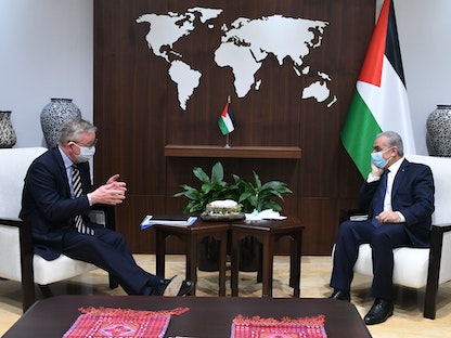 رئيس الوزراء الفلسطيني محمد اشتية، خلال استقباله وزير شؤون مجلس الوزراء البريطاني، مايكل غوف، رام الله-22 أبريل 2021 - وفا