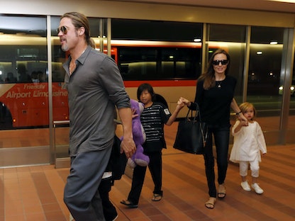  براد بيت وأنجلينا جولي مع أطفالهم  - REUTERS