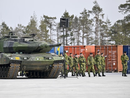 دبابة وجنود سويديون في قاعدة عسكرية بجزيرة جوتلاند - 25 مارس 2022 - Bloomberg