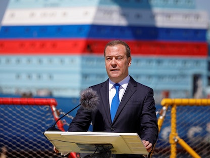 ديمتري ميدفيديف نائب رئيس مجلس الأمن الروسي يلقي كلمة خلال حفل بمناسبة يوم بناء السفن في سانت بطرسبرج، روسيا. 29 يونيو 2022. - REUTERS