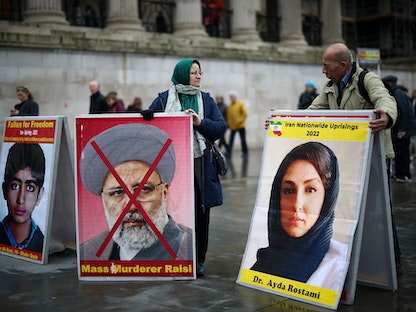 يحتجون ضد النظام الإيراني في ميدان "ترافلجار" بالعاصمة البريطانية لندن. 14 يناير 2023 - REUTERS