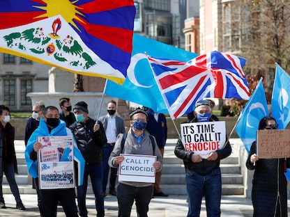 مظاهرة أمام البرلمان البريطاني بلندن ضد الانتهاكات بحق أقلية الإيغور المسلمة في الصين 22 أبريل 2021 - REUTERS