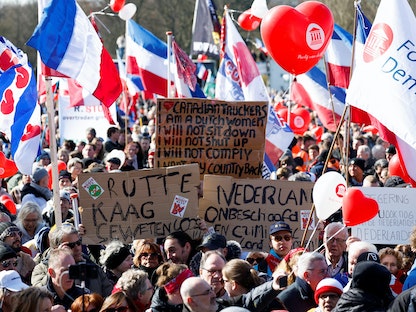 مزارعون هولنديون يحملون لافتات وأعلام يحتجون على سياسات الحكومة للحد من انبعاثات النيتروجين في لاهاي بهولندا. 11 مارس 2023 - REUTERS