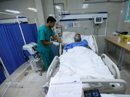 ممرض يتابع حالة مريض في حالة غيبوبة بليبيا. 9 أغسطس 2018 - REUTERS