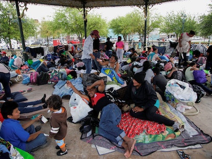 طالبو لجوء من أميركا الوسطى يستريحون بعد إعادتهم إلى المكسيك عند محاولتهم عبور الحدود إلى الولايات المتحدة في رينوسا بالمكسيك-7 أبريل 2021. - REUTERS
