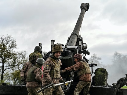 جنود أوكرانيون يطلقون قذيفة مدفع في منطقة زابوروجيا جنوب شرق البلاد- 27 أكتوبر 2022 - REUTERS