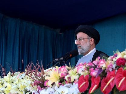 الرئيس الإيراني إبراهيم رئيسي يلقي كلمة خلال مراسم يوم الجيش في طهران، إيران. 18 أبريل 2022. - REUTERS